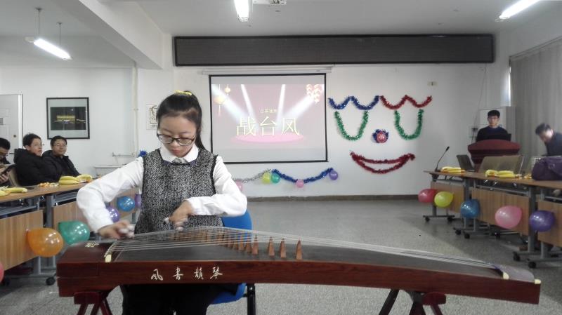 学生们送上精心准备的节目