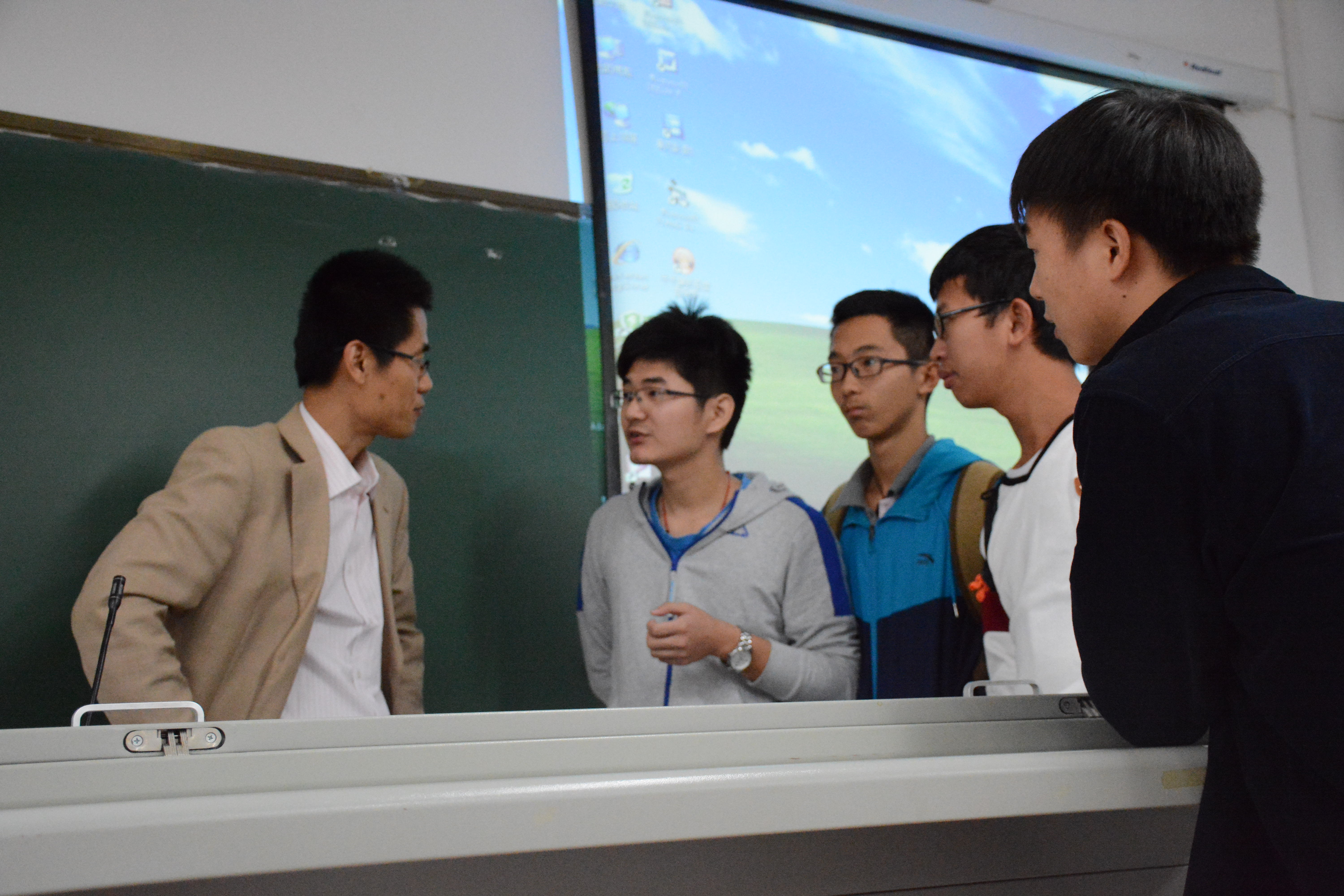 石秀勇教授和汽车系学生交流